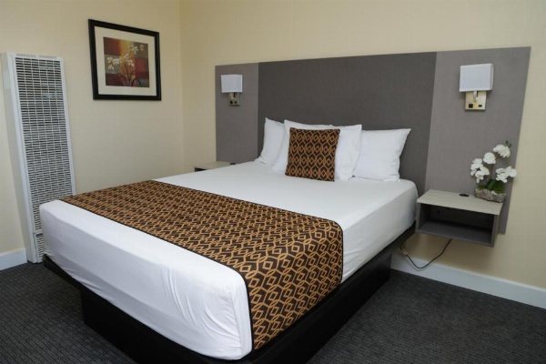 Silver Surf Motel image 8